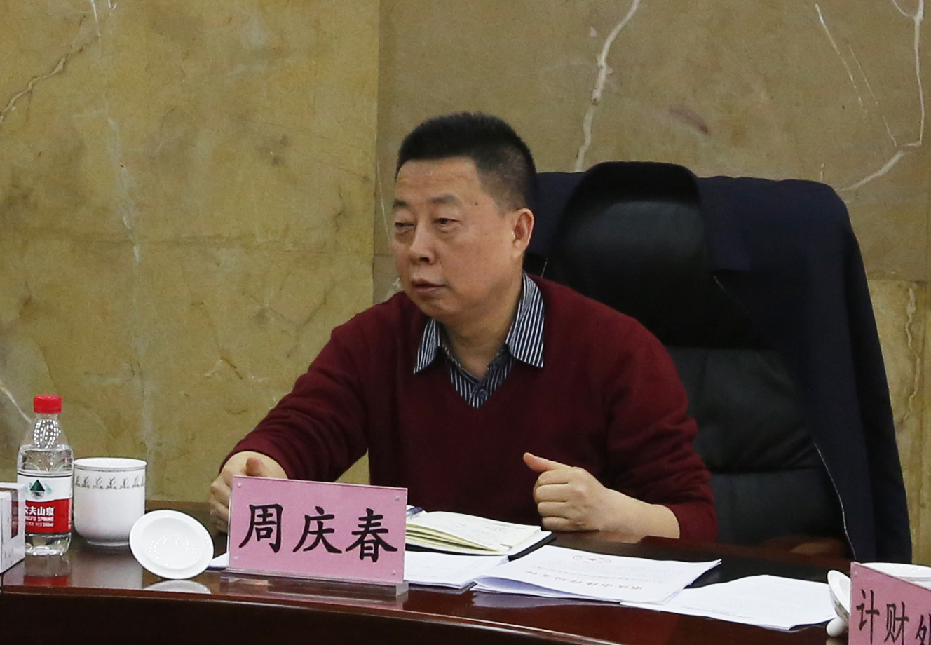 成员,副局长周庆春在市奥体中心主持召开局系统基建维修项目推进会,市