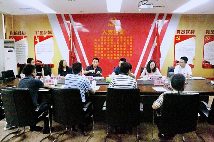 市体育局党组成员、副局长杨贵山到市奥体中心检查指导工作