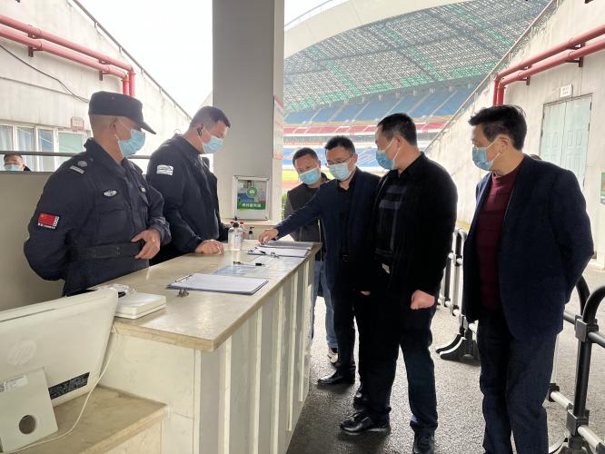 市体育局二级巡视员何晓波到奥体中心 检查指导疫情防控工作