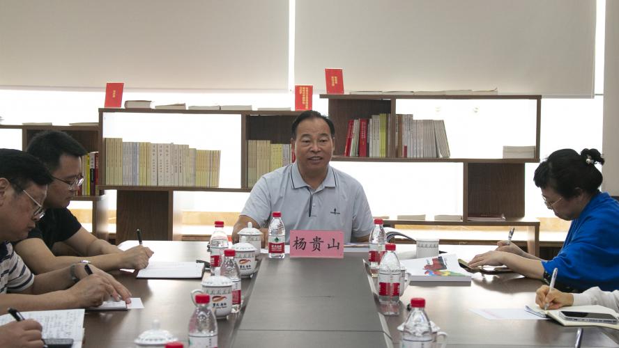 市体育局党组成员、副局长杨贵山调研指导奥体中心绿化规划工作