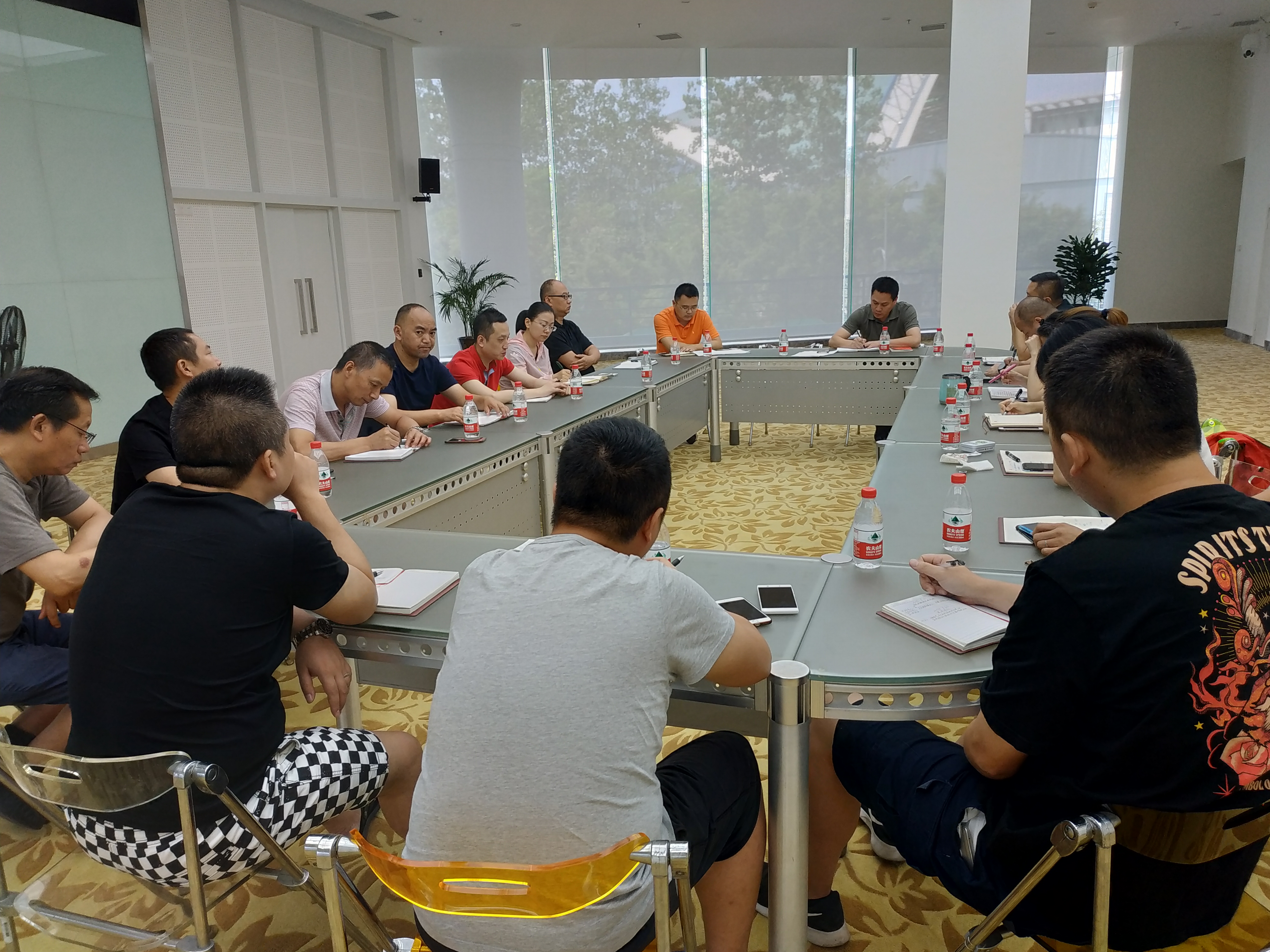 市奥体中心党支部学习传达市纪委市监察委关于三起党员干部参与赌博典型案件的通报精神