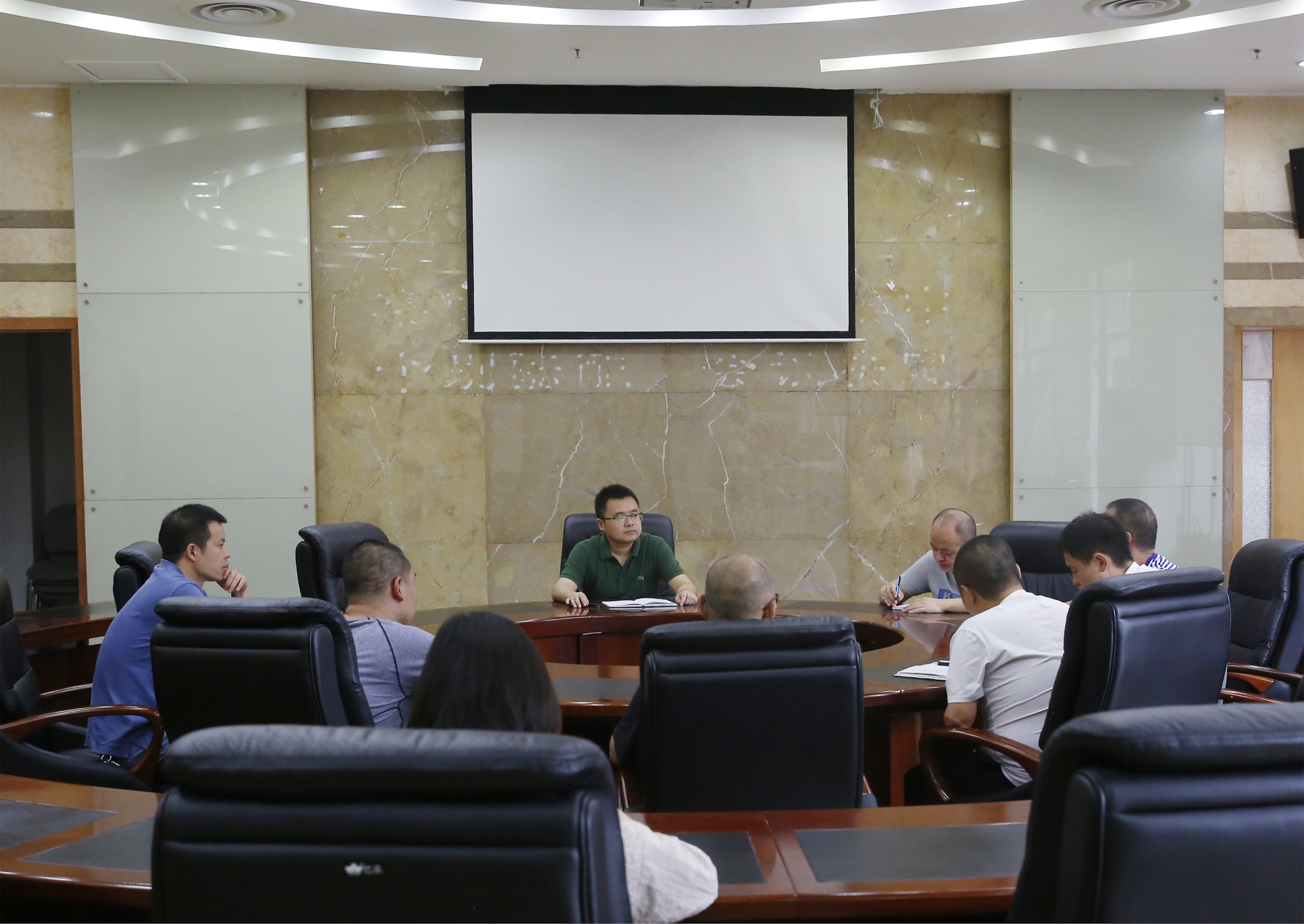 市奥体中心召开广场环境整治专题会