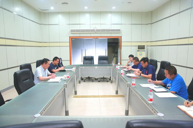 市体育局二级巡视员何晓波带队到市奥体中心调研安全生产工作