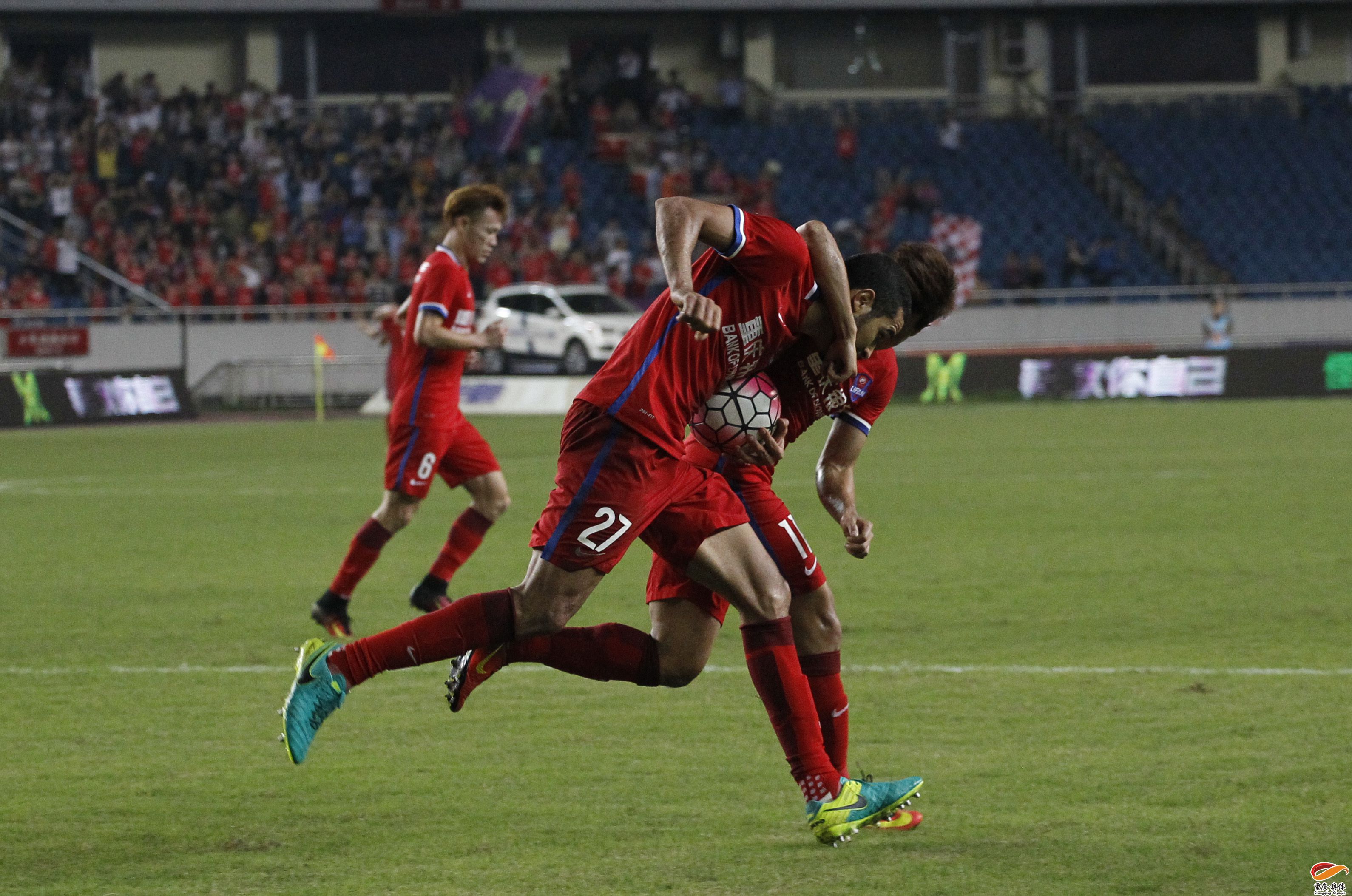 19:35,2016年中国足球超级联赛第28轮重庆力帆队主场迎战江苏苏宁易购